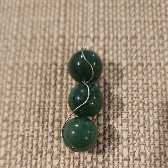 Elegant Green Beaded Pendant - Picture 1 of 3